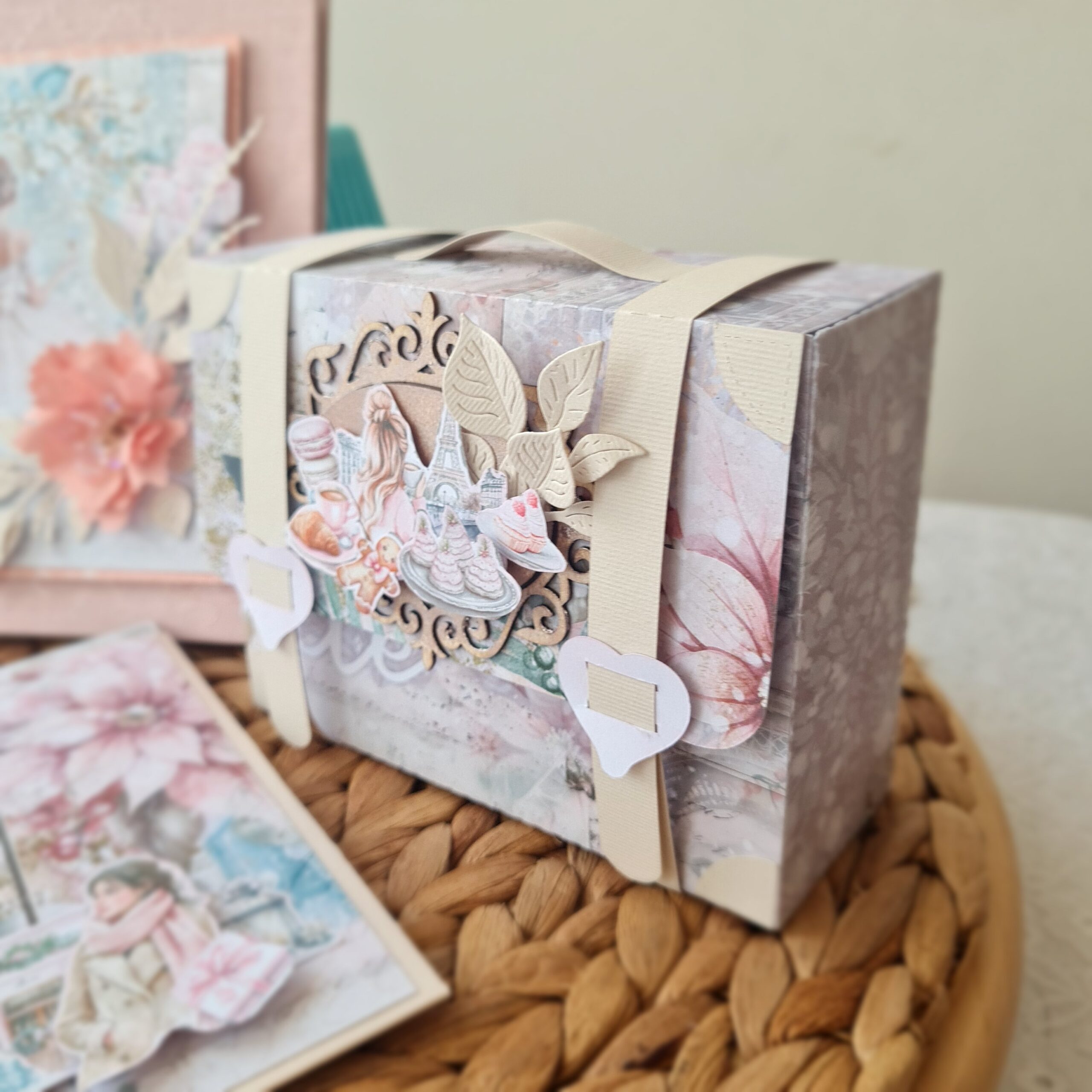 20251001_160218 Коледно куфарче "Коледа в Париж" - Image 1